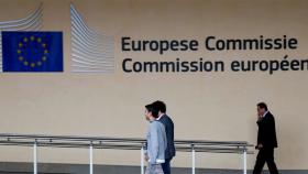 Personas caminando ante la sede de la Comisión Europea, en Bruselas.