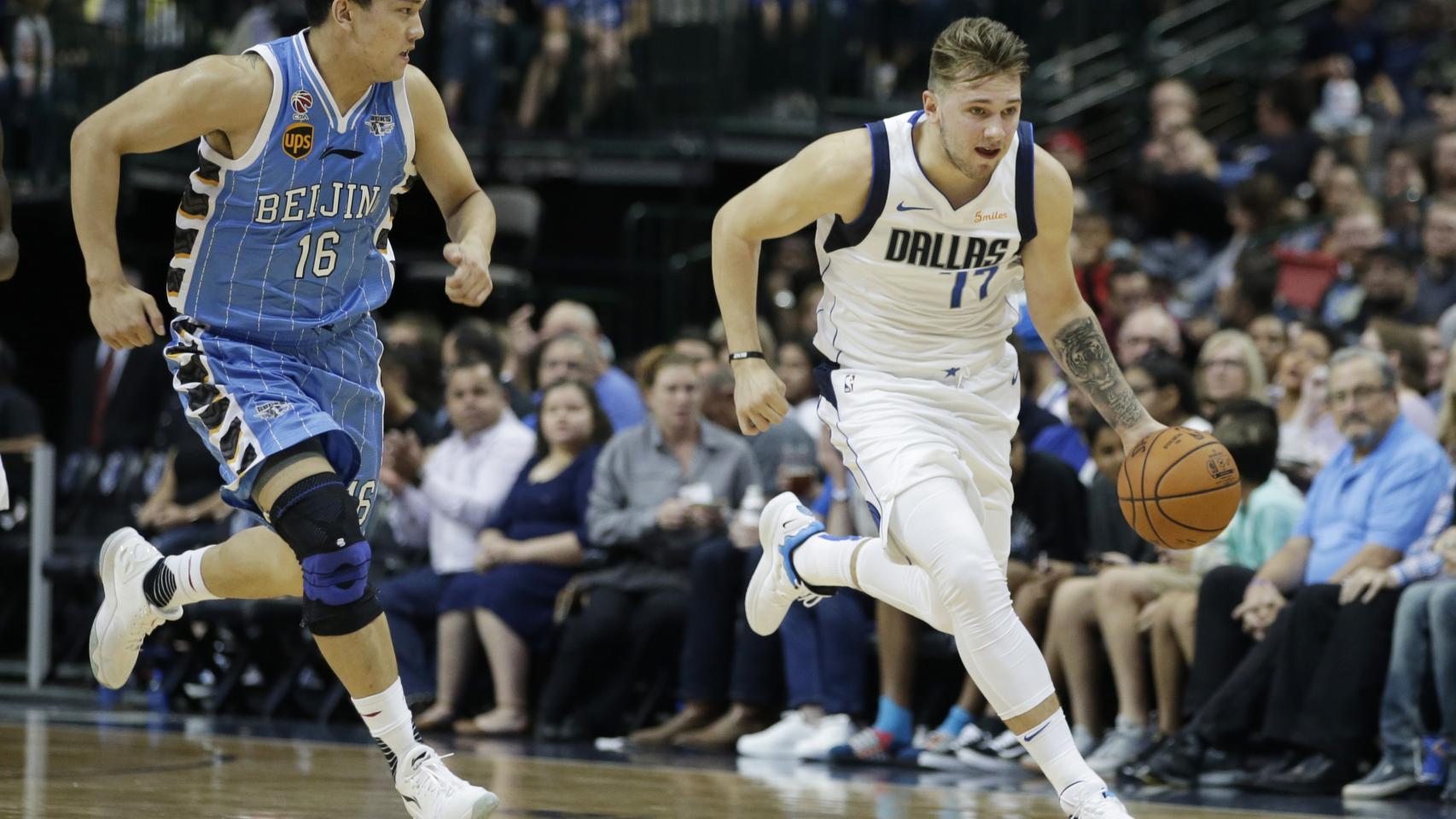 Luka Doncic maneja el balón en un partido de pretemporada entre los Dallas Mavericks y los Beijing Ducks