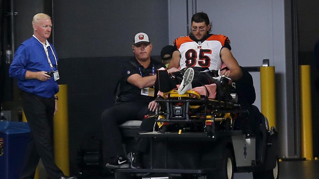 Tyler Eifert retirado en camilla tras su lesión