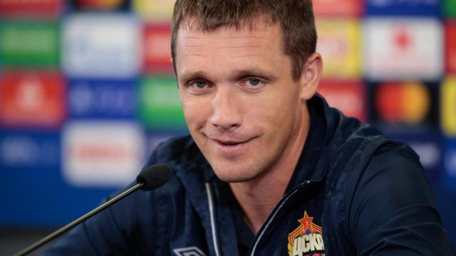 Viktor Goncharenko responde en rueda de prensa. Foto: Twitter (@pfc_cska)