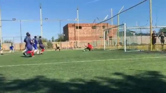 La increíble carambola que comienza en penalti y acaba ¡con gol del árbitro!