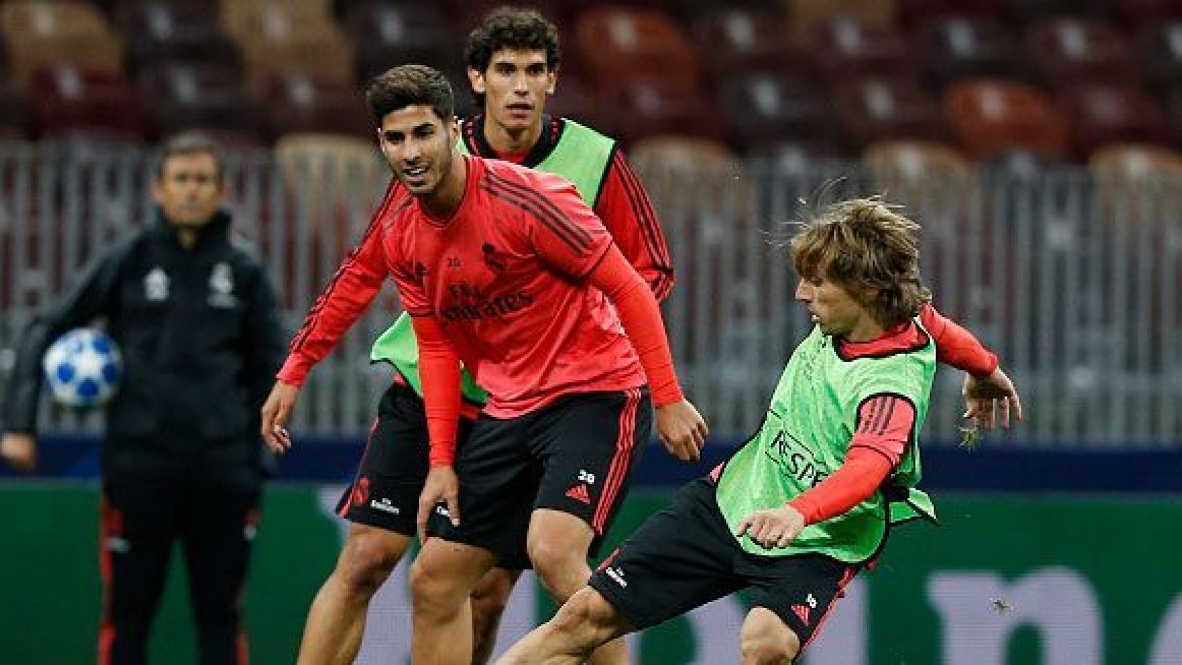 Modric, Asensio y Vallejo en un entrenamiento