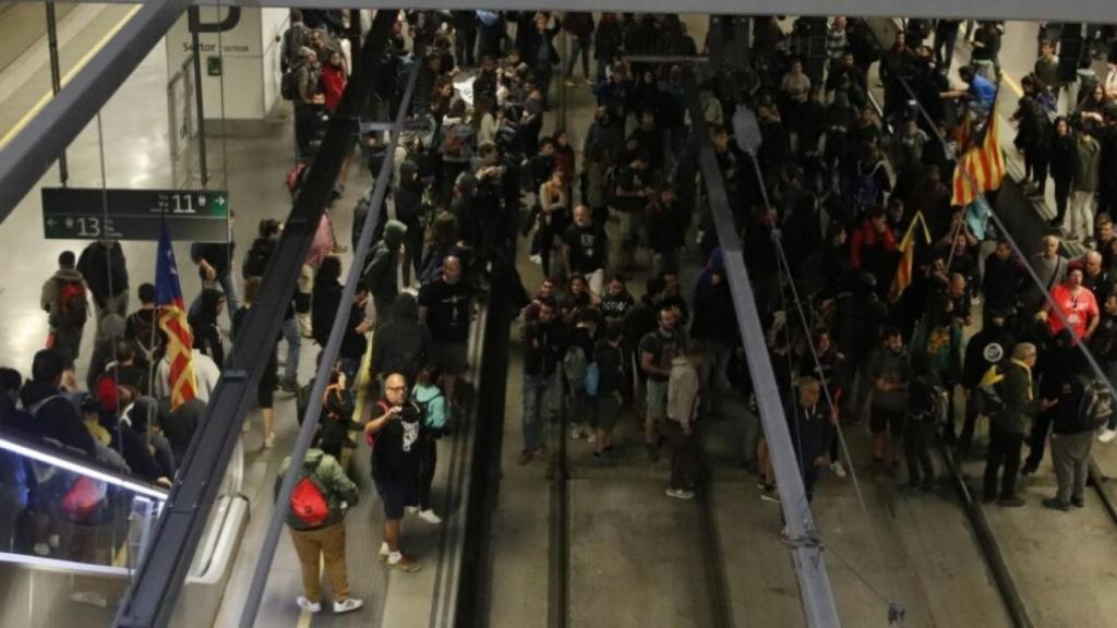 Los CDR ocupan las vías de tren en Gerona, impidiendo partir al tren con destino Madrid y parada en Barcelona.