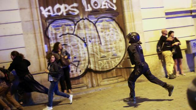 La batalla campal entre Mossos y CDR por el control del Parlament, en imágenes