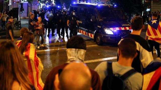 Manifestantes se enfrentan a los Mossos en el intento de ocupación del Parlament del 1-O.