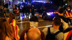 Manifestantes se enfrentan a los Mossos en el intento de ocupación del Parlament del 1-O.