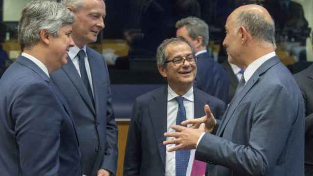 El italiano Giovanni Tria conversa con Moscovici, Centeno y Le Maire durante el Eurogrupo