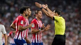 Varios jugadores del Atlético reclaman a Munuera.