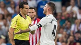 Sergio Ramos reclara a Martínez Munuera.