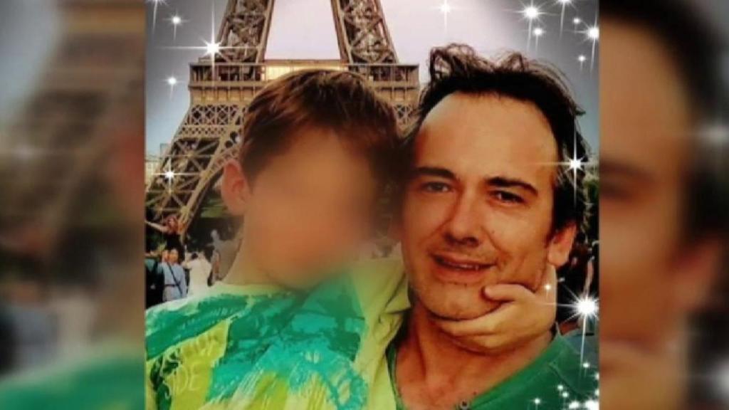 El padre y el hijo fallecidos, en una imagen familiar en París.