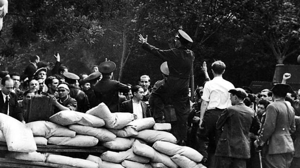 Enrique Castro Delgado, en el centro de la imagen, antes del asalto al Cuartel de la Montaña.