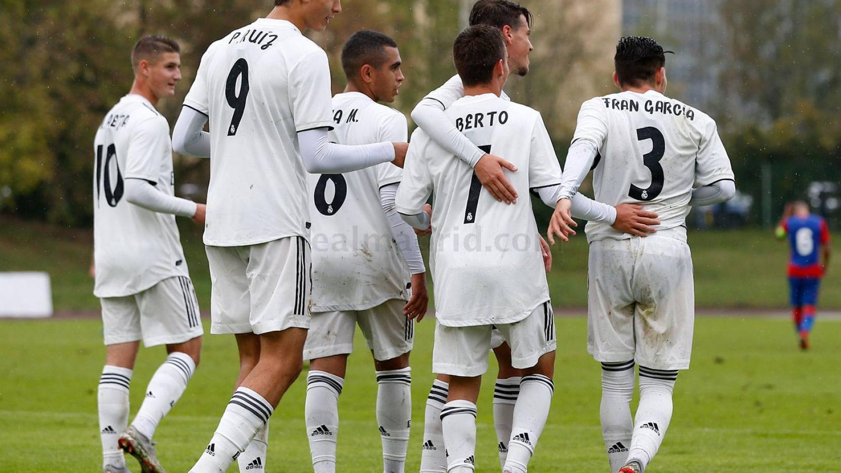 Los jugadores del Juvenil A celebrando un gol