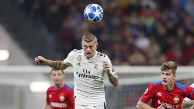 Toni Kroos roba un balón ante Jaka Bijol