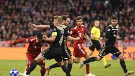 James Rodriguez del Bayern Munich en acción contra Matthijs de Ligt