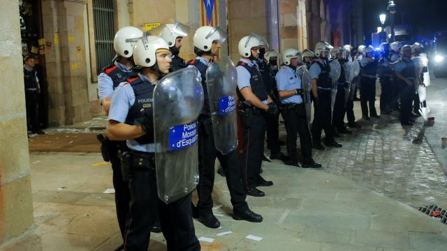 Varios 'mossos' ejercen como antidisturbios (algunos de ellos sin llevar el vestuario adecuado) frente al Parlament.