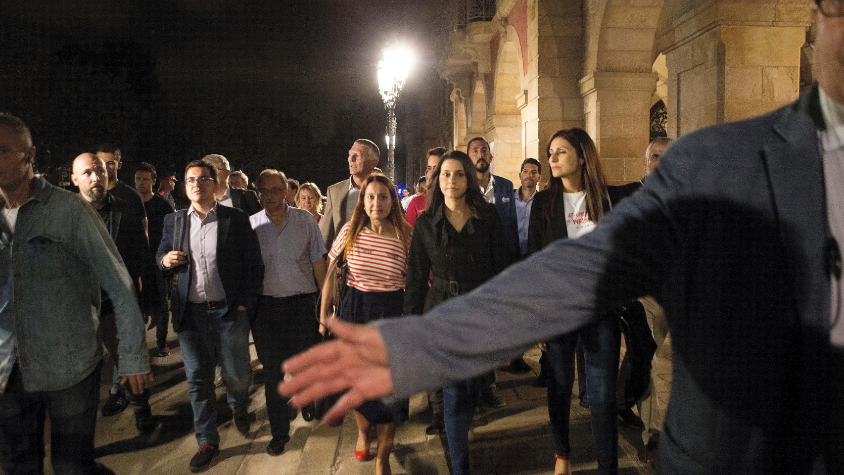 Arrimadas y su equipo salen escoltados del Parlament