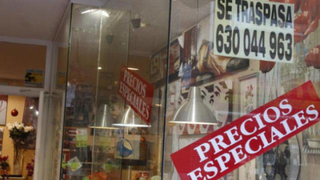 Un comercio anuncia su traspaso, en una imagen de archivo.