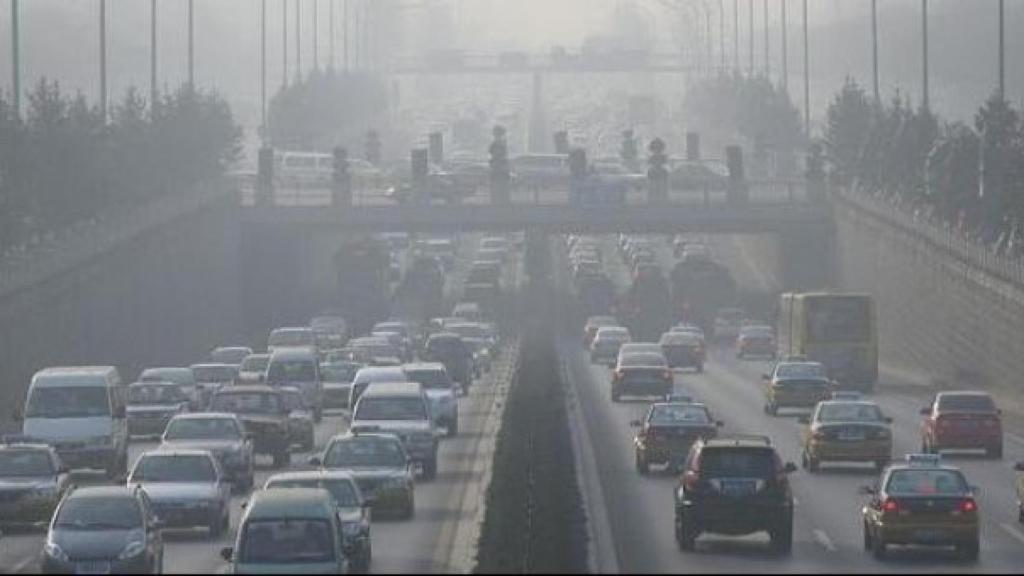 Los vehículos circulan sobre una boina de contaminación.