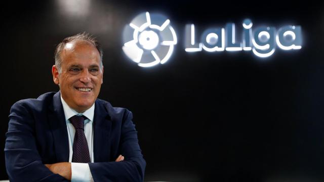 El presidente de La Liga Javier Tebas posa en la sede de La Liga