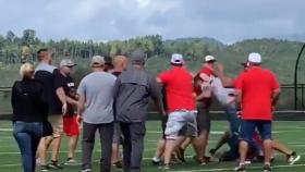 Los entrenadores de dos equipos de fútbol americano alevín se pelean al terminar un partido