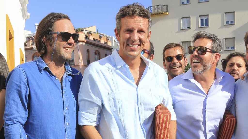 Joaquín Prat y unos amigos en la plaza de toros de la Maestranza de Sevilla.