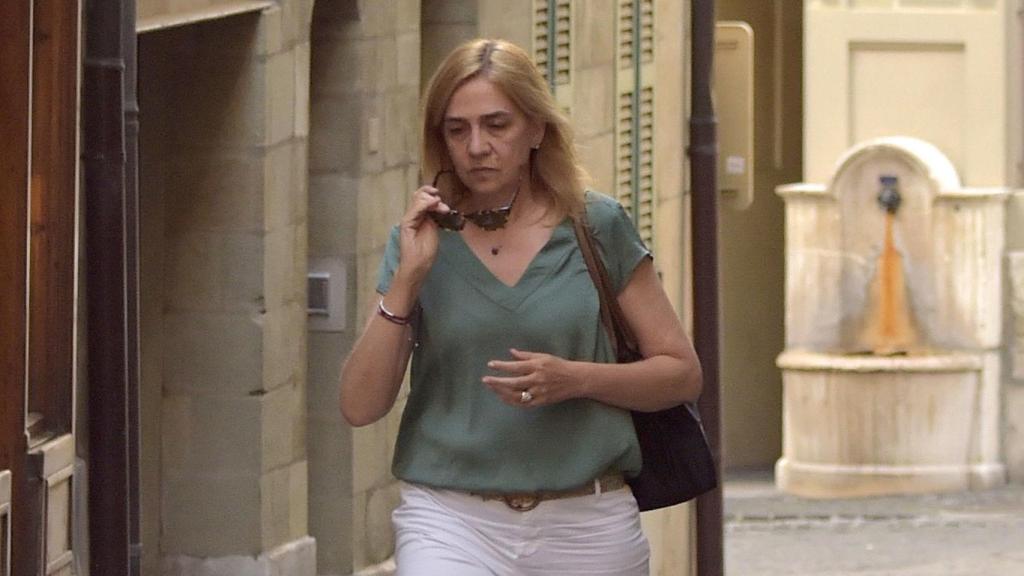 Cristina de Borbón, en soledad por las calles de Ginebra.