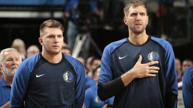 Luka Doncic y Dirk Nowitzki. Foto: mavs.com