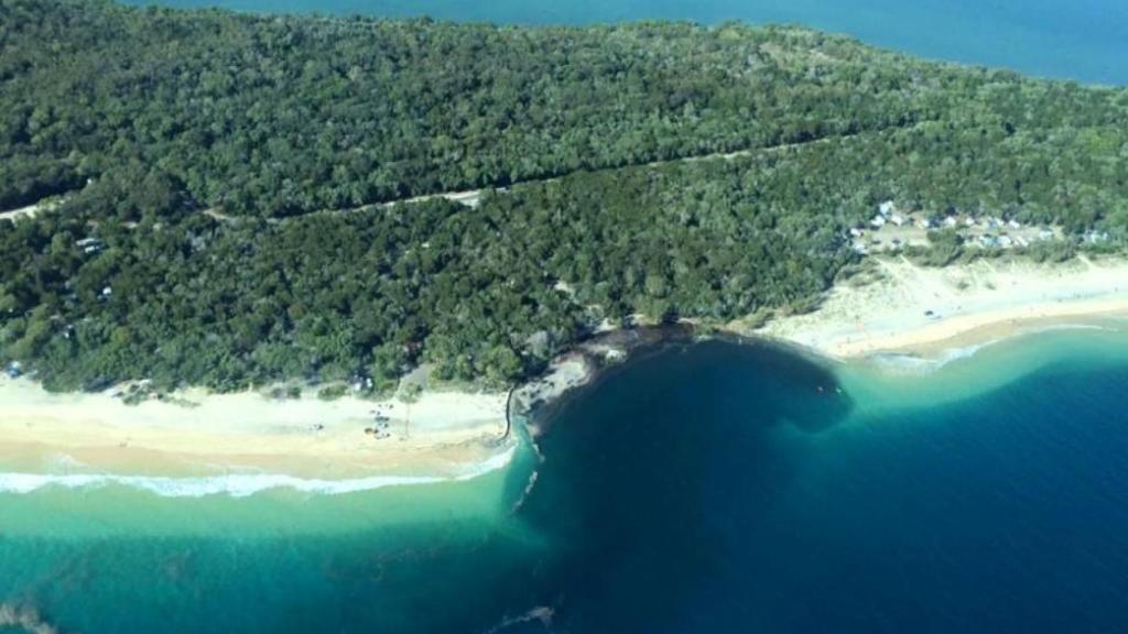 Vista aérea sobre Rainbow Beach, lugar del hundimiento