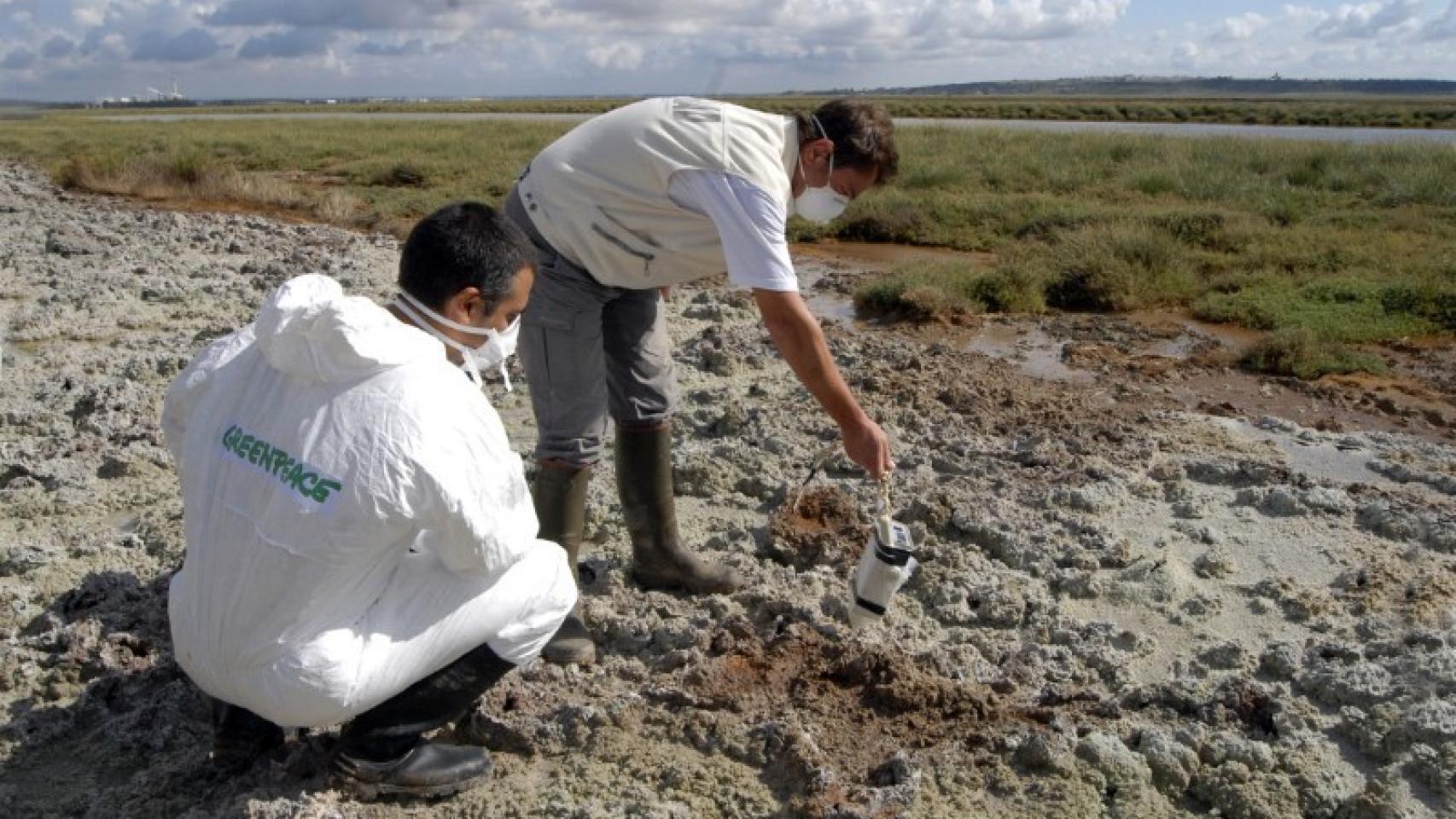 Toma de muestras en la estación ST1 en las balsas de Fofoyesos.