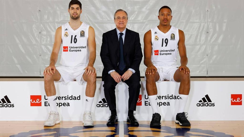 Florentino Pérez con los canteranos.jpg