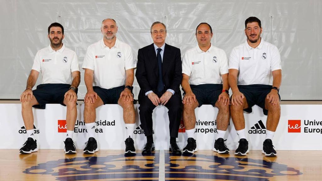 Florentino Pérez con cuerpo técnico.jpg