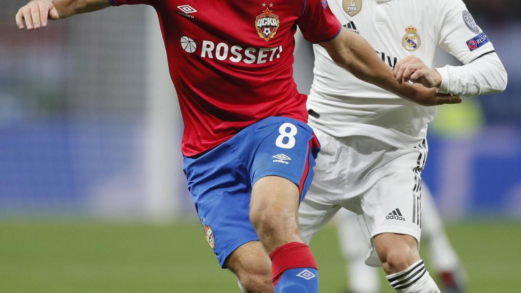 Vlasic y Modric pelean un balón durante un partido de Champions League