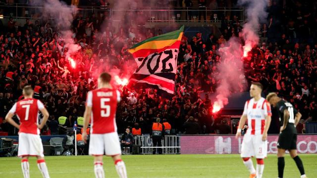 Aficionados con bengalas en las gradas del PSG - Estrella Roja