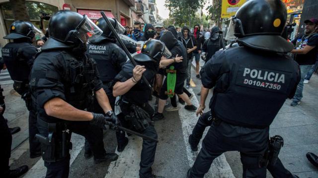 Dispositivos de los Mossos d´Esquadra cargan contra los manifestantes antifascistas-independentistas.