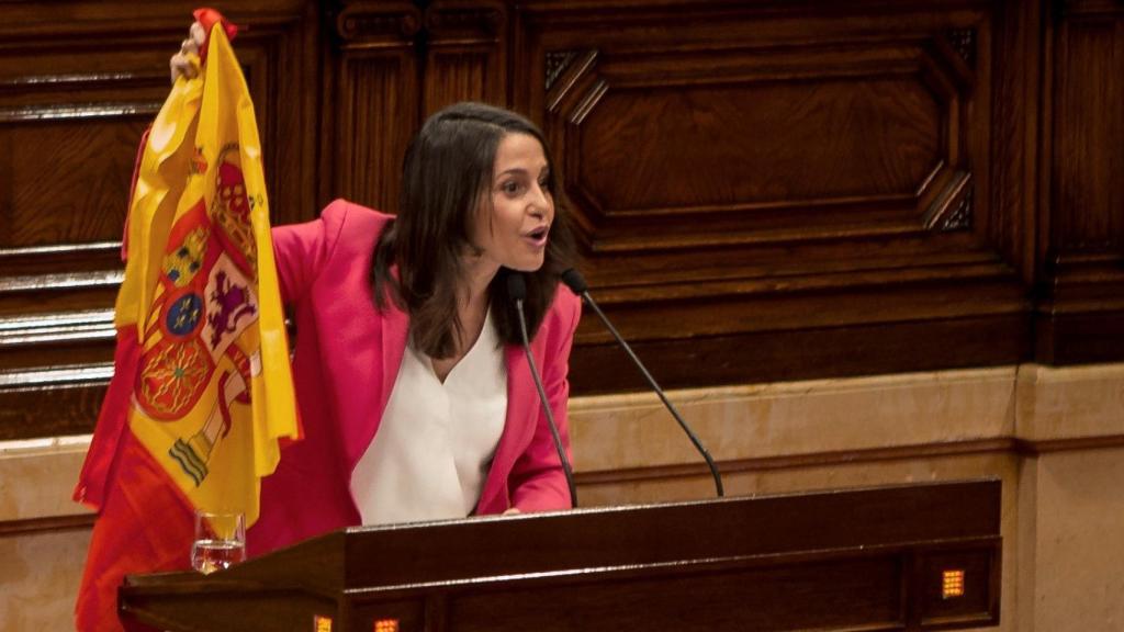 La líder de Ciudadanos, Inés Arrimadas, muestra una bandera española en el Parlamento catalán.