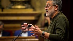 Carles Riera durante su intervención en el debate del Parlament.