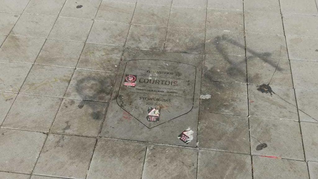 La placa de Courtois, destrozada. Foto: Daniel Mata  / EL ESPAÑOL