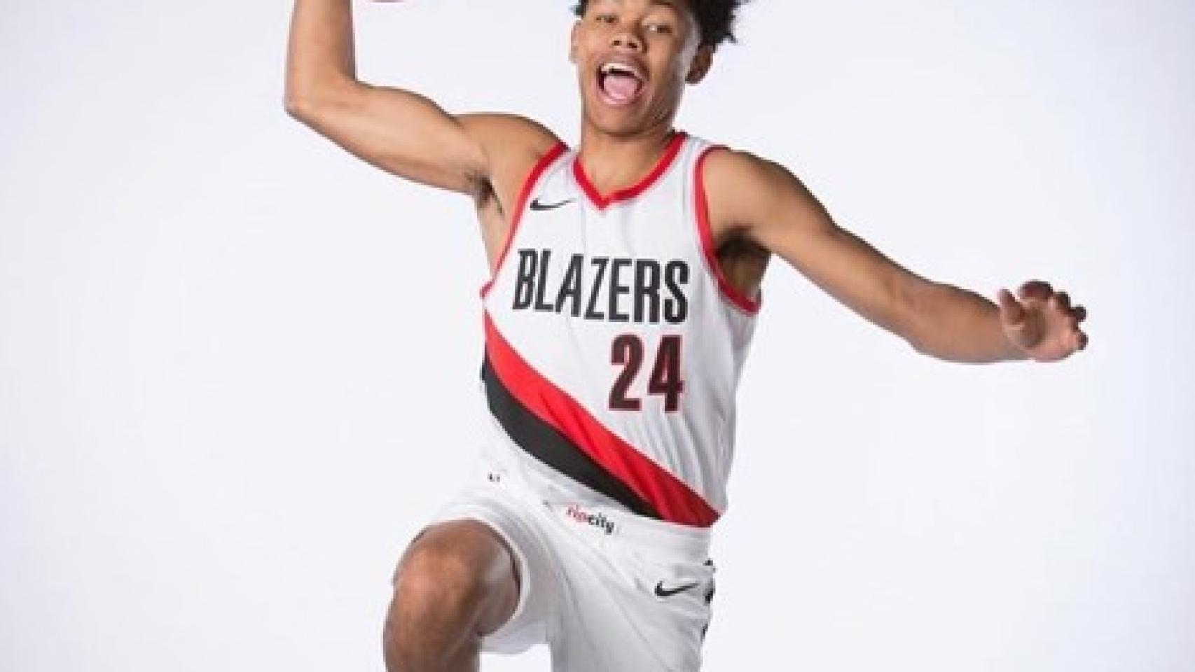 Anfernee Simons posa con la camiseta de los Portland Trail Blazers. Foto: Instagram. (@antsimons)