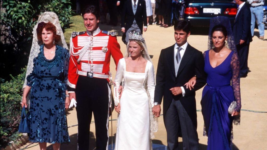 Eugenia Martínez de Irujo llegando a su boda junto a Fran Rivera.