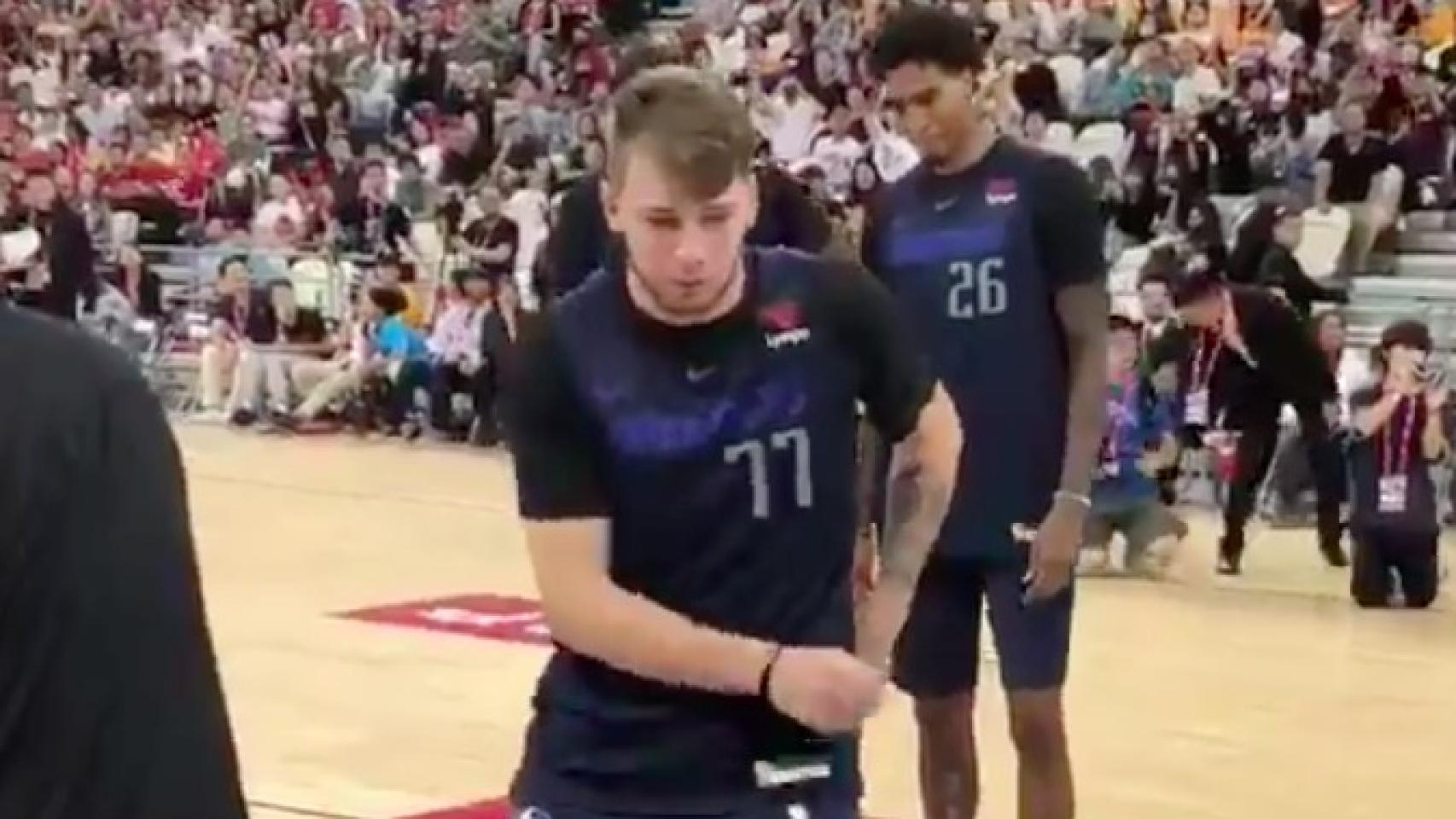 Doncic, bailando ante sus compañeros de los Mavs