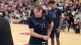 Doncic, bailando ante sus compañeros de los Mavs