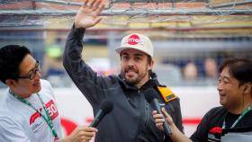Fernando Alonso saluda a los fans durante el Gran Premio de Japón de Fórmula 1