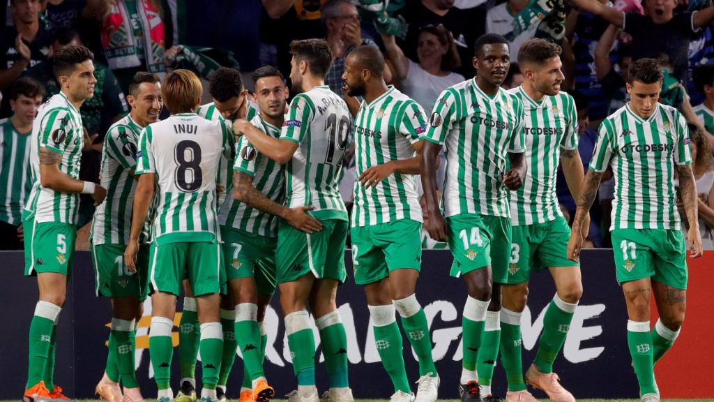 Los jugadores del Betis se abrazan tras marcarle un gol al Dudelange en Europa League