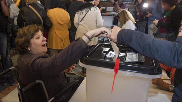 Una mujer vota sobre la independencia de Cataluña el 1-O./