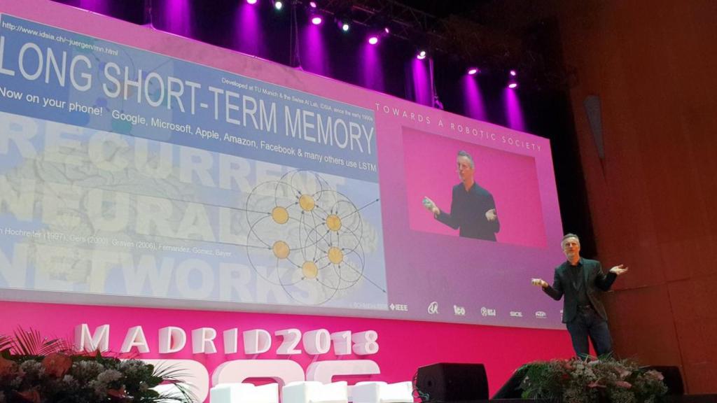 Juergen Schmidhuber durante su conferencia en IROS 2018.