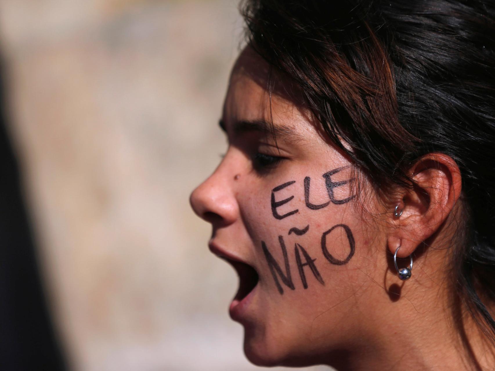 Una manifestante contra Bolsonaro