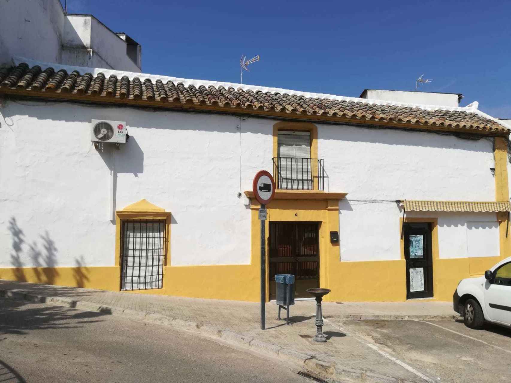 Antigua casa en El Carpio (Córdoba) en la que residía la familia Villarejo Pérez. En el portón derecho, Pedro Villarejo, padre del policía encarcelado, tenía una droguería.