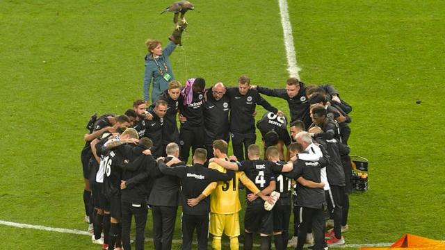 Homenaje al hermano de Lucas Torró. Foto: Twitter (@eintracht_esp)