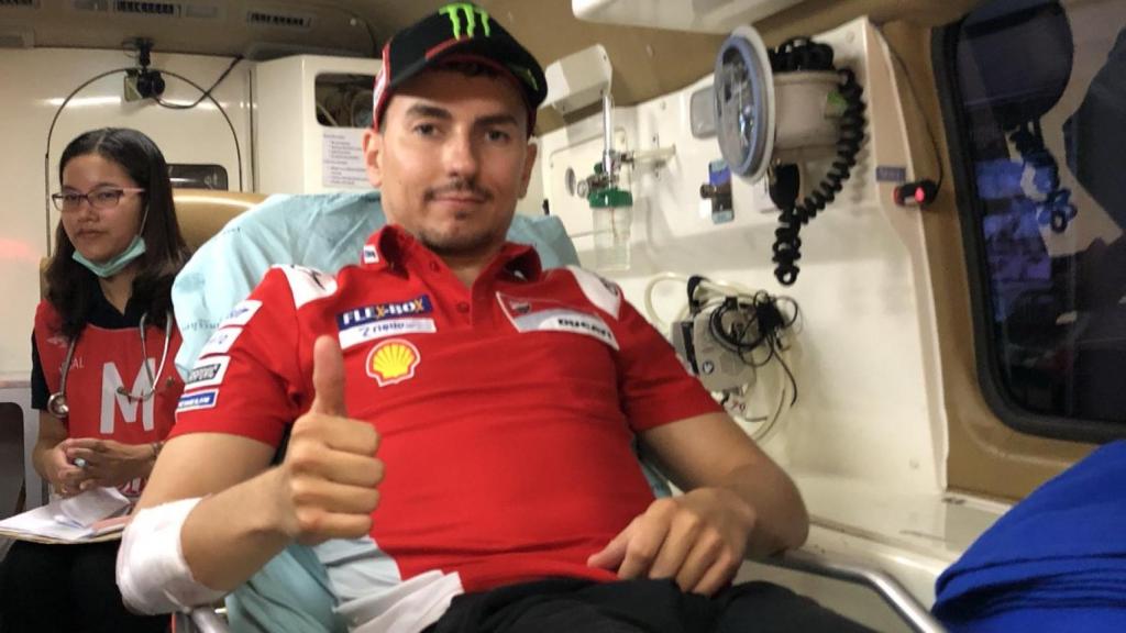 Jorge Lorenzo es trasladado en ambulancia a un hospital de Buriram. / Ducati