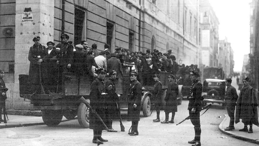 Mineros arrestados por la revolución de octubre son conducidos a prisión en una camioneta.